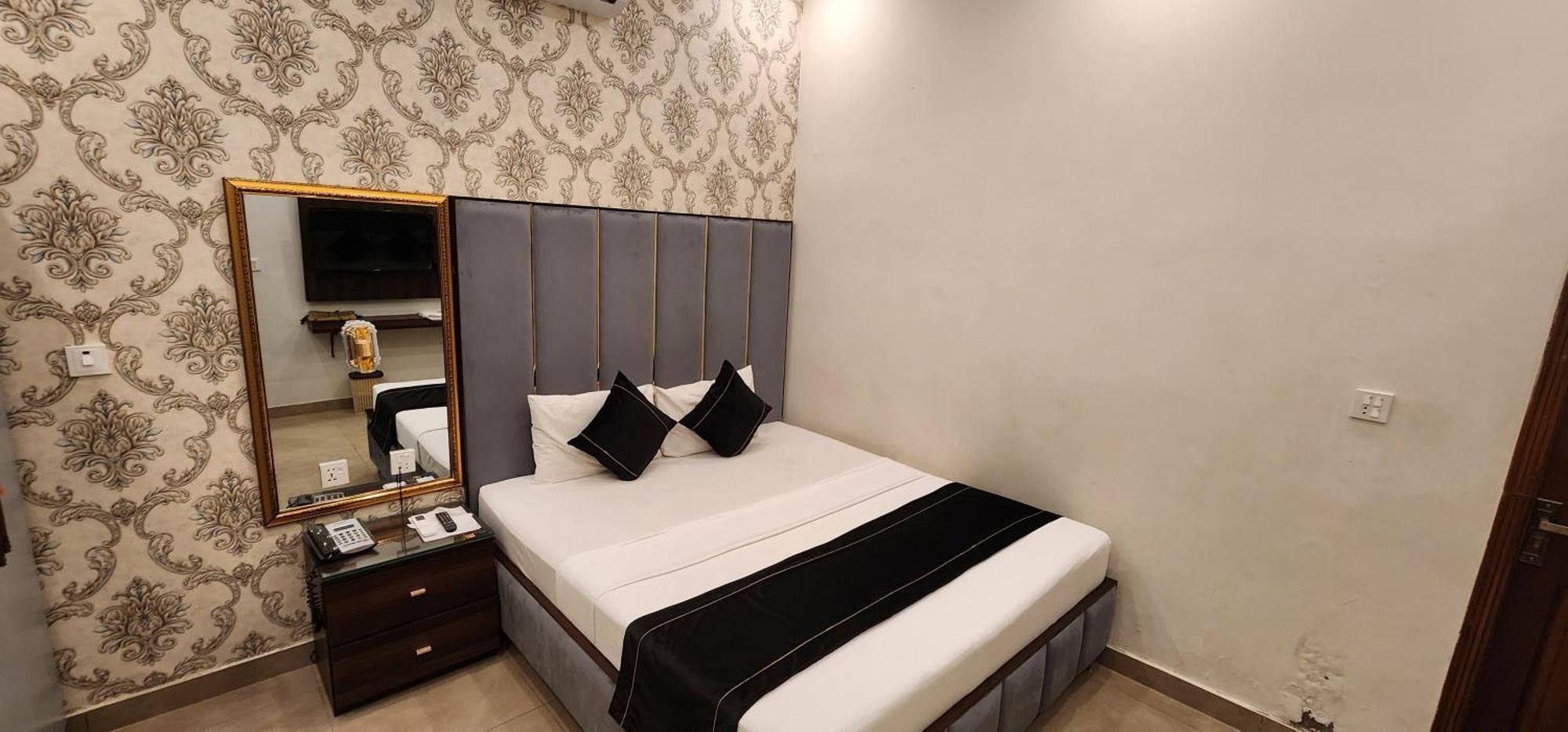 Red Fort Hotel Gulberg Lahore Exteriör bild